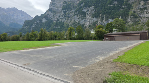 Asphaltierter Vorplatz