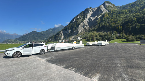 Asphaltierter Vorplatz