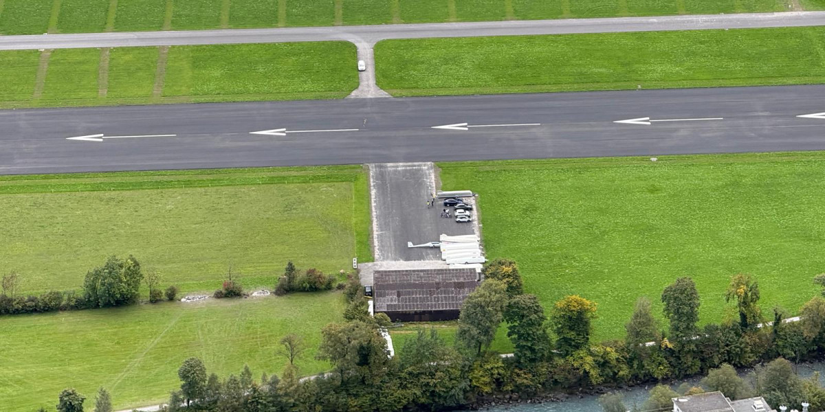 Hangar und Vorplatz der SG Glarus