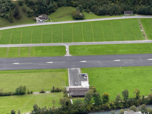 Hangar und Vorplatz der SG Glarus